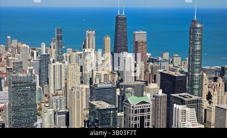 Chicago Illinois 17.10.2024. Chicago Wolkenkratzer Mit Blick Auf Den Lake Michigan. Blick aus der Vogelperspektive auf Chicagos dichte Wolkenkratzer-Skyline mit ikonischer Architektur Stockfoto