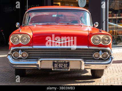 Katwijk aan Zee, Niederlande, 12.04.2025, Vorderansicht des klassischen Chevrolet Bel Air Impala Sport Coupés von 1958 beim Oldtimer Day Katwijk Stockfoto