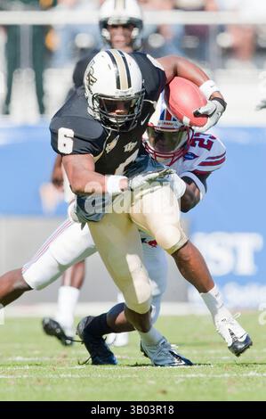 4. Dezember 2010: Brian Watters (6) wird vom SMU Cornerback Chris Banjo (23) während der C-USA Championship-Action zwischen der Southern Methodist University Mustangs und den Central Florida Knights im Bright House Networks Stadium in Orlando (FL) von hinten heruntergebracht. (Bild: © Romeo Guzman/Cal Sport Media/ZUMAPRESS.com) Stockfoto
