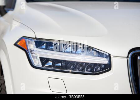 Berlin, 20. märz 2025: Volvo XC90 Nahaufnahme voll-LED-Scheinwerfer des Volvo XC90 R-Design T6 2016 Stockfoto