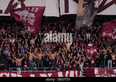 Torino, Italien. April 2025. Fans torino fc während des Fußballspiels der Serie A zwischen Torino FC und Udinese das Stadio Olimpico Grande Torino in Turin, Nordwesten Italiens - 23. April 2025. Sport - Fußball (Foto: Fabio Ferrari/LaPresse) Credit: LaPresse/Alamy Live News Stockfoto