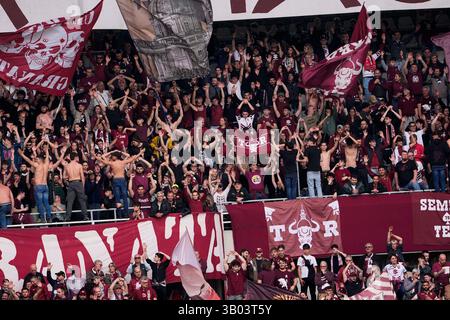 Torino, Italien. April 2025. Fans torino fc während des Fußballspiels der Serie A zwischen Torino FC und Udinese das Stadio Olimpico Grande Torino in Turin, Nordwesten Italiens - 23. April 2025. Sport - Fußball (Foto: Fabio Ferrari/LaPresse) Credit: LaPresse/Alamy Live News Stockfoto