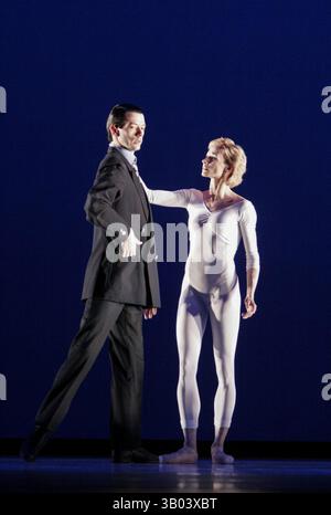 Sean Ganley (HRH Prinz Charles, Prinz von Wales), Zara Deakin (Diana, Prinzessin von Wales) in DIANA DIE PRINZESSIN im Palace Theatre, Manchester, England 03/2005 konzipiert, choreografiert und inszeniert von Peter Schaufuss Stockfoto
