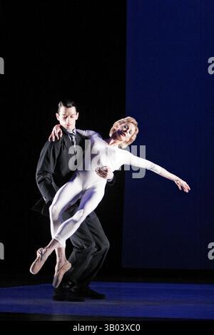 Sean Ganley (HRH Prinz Charles, Prinz von Wales), Zara Deakin (Diana, Prinzessin von Wales) in DIANA DIE PRINZESSIN im Palace Theatre, Manchester, England 03/2005 konzipiert, choreografiert und inszeniert von Peter Schaufuss Stockfoto