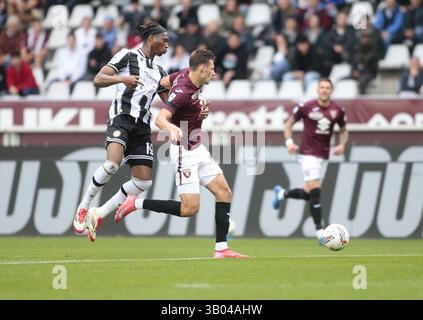 Turin, Italien. April 2025. Gvidas Gineitis von Torino FC während der italienischen Saison A 2024/25, Fußballspiel zwischen Torino FC und Udinese Calcio am 23. April 2025 im Stadio Olimpico Grande Torino, Turin, Italien. Foto Nderim Kacel Credit: Unabhängige Fotoagentur/Alamy Live News Stockfoto