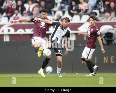 Turin, Italien. April 2025. Adam Masina von Torino FC während der italienischen Saison 2024/25, Fußballspiel zwischen Torino FC und Udinese Calcio am 23. April 2025 im Stadio Olimpico Grande Torino, Turin, Italien. Foto Nderim Kacel Credit: Unabhängige Fotoagentur/Alamy Live News Stockfoto