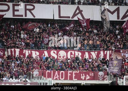 Turin, Italien. April 2025. Torino FC Fans während der italienischen Saison A 2024/25, Fußballspiel zwischen Torino FC und Udinese Calcio am 23. April 2025 im Stadio Olimpico Grande Torino, Turin, Italien. Foto Nderim Kacel Credit: Unabhängige Fotoagentur/Alamy Live News Stockfoto