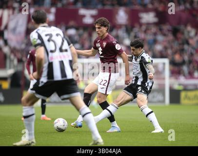 Turin, Italien. April 2025. Cesare Casadei von Torino FC während der italienischen Saison A 2024/25, Fußballspiel zwischen Torino FC und Udinese Calcio am 23. April 2025 im Stadio Olimpico Grande Torino, Turin, Italien. Foto Nderim Kacel Credit: Unabhängige Fotoagentur/Alamy Live News Stockfoto
