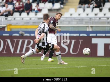 Turin, Italien. April 2025. Karol Linetty von Torino FC während der italienischen Saison A 2024/25, Fußballspiel zwischen Torino FC und Udinese Calcio am 23. April 2025 im Stadio Olimpico Grande Torino, Turin, Italien. Foto Nderim Kacel Credit: Unabhängige Fotoagentur/Alamy Live News Stockfoto