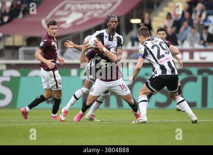 Turin, Italien. April 2025. Che Adams von Torino FC während der italienischen Saison A 2024/25, Fußballspiel zwischen Torino FC und Udinese Calcio am 23. April 2025 im Stadio Olimpico Grande Torino, Turin, Italien. Foto Nderim Kacel Credit: Unabhängige Fotoagentur/Alamy Live News Stockfoto