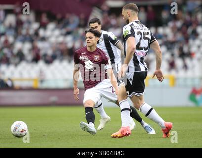 Turin, Italien. April 2025. Samuele Ricci von Torino FC während der italienischen Saison A 2024/25, Fußballspiel zwischen Torino FC und Udinese Calcio am 23. April 2025 im Stadio Olimpico Grande Torino, Turin, Italien. Foto Nderim Kacel Credit: Unabhängige Fotoagentur/Alamy Live News Stockfoto