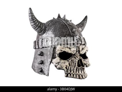 Menschlicher Schädel mit gehörntem Helm isoliert auf weißem Hintergrund mit Schneideweg Stockfoto