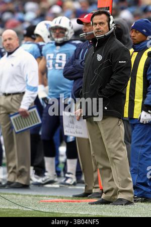 5. Dezember 2010: Tennessee Titans Cheftrainer Jeff Fisher beobachtet sein Team während des Spiels gegen die Jacksonville Jaguars im LP Field in Nashville, Tennessee. Die Jaguars besiegten die Titans mit 17:6, was dies zur fünften Niederlage in Folge für die Titans machte. (Bild: © Randy Sartin/Cal Sport Media/ZUMAPRESS.com) Stockfoto