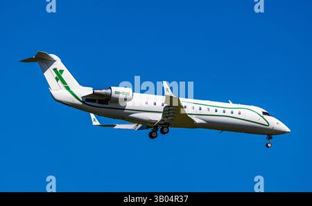 Zürich, Schweiz, 6. April 2025: Ein Mitsubishi Challenger 650 von AirX ist auf dem letzten Anflug zur Start- und Landebahn des Flughafens Zürich. Registrierung 9H-BOO (an Stockfoto
