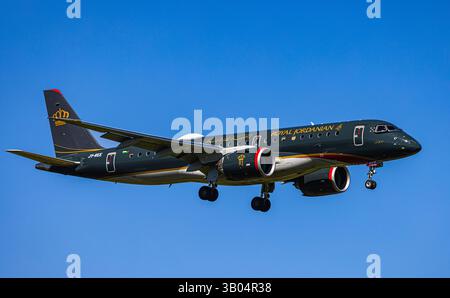 Zürich, Schweiz, 6. April 2025: Eine Royal Jordanian Airlines Embraer E190-E2 ist auf dem letzten Anflug zur Start- und Landebahn am Flughafen Zürich. Registrierung JY-. Stockfoto