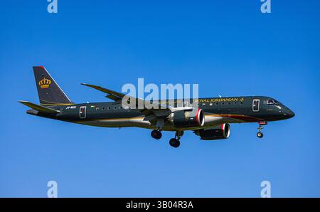 Zürich, Schweiz, 6. April 2025: Eine Royal Jordanian Airlines Embraer E190-E2 ist auf dem letzten Anflug zur Start- und Landebahn am Flughafen Zürich. Registrierung JY-. Stockfoto