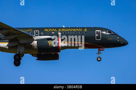 Zürich, Schweiz, 6. April 2025: Eine Royal Jordanian Airlines Embraer E190-E2 ist auf dem letzten Anflug zur Start- und Landebahn am Flughafen Zürich. Registrierung JY-. Stockfoto
