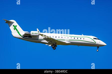 Zürich, Schweiz, 6. April 2025: Ein Mitsubishi Challenger 650 von AirX ist auf dem letzten Anflug zur Start- und Landebahn des Flughafens Zürich. Registrierung 9H-BOO (an Stockfoto