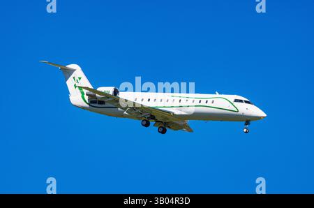 Zürich, Schweiz, 6. April 2025: Ein Mitsubishi Challenger 650 von AirX ist auf dem letzten Anflug zur Start- und Landebahn des Flughafens Zürich. Registrierung 9H-BOO (an Stockfoto