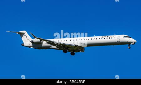 Zürich, Schweiz, 6. April 2025: Ein Mitsubishi CRJ-1000 von CityJet ist auf dem letzten Anflug zur Start- und Landebahn des Flughafens Zürich. Registrierung EI-HIE (Andre Stockfoto