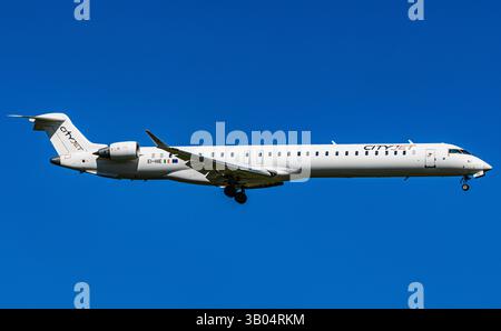 Zürich, Schweiz, 6. April 2025: Ein Mitsubishi CRJ-1000 von CityJet ist auf dem letzten Anflug zur Start- und Landebahn des Flughafens Zürich. Registrierung EI-HIE (Andre Stockfoto