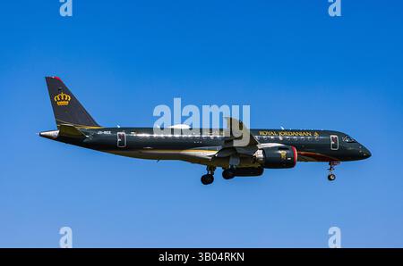Zürich, Schweiz, 6. April 2025: Eine Royal Jordanian Airlines Embraer E190-E2 ist auf dem letzten Anflug zur Start- und Landebahn am Flughafen Zürich. Registrierung JY-. Stockfoto