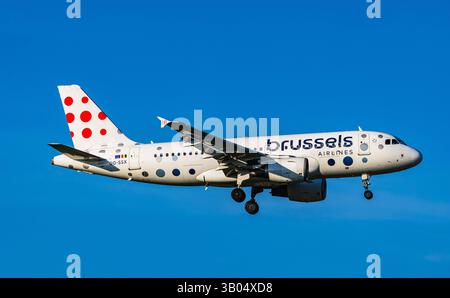Zürich, Schweiz, 11. April 2025: Ein Airbus A319-111 von Brussels Airlines ist auf dem letzten Anflug zur Start- und Landebahn des Flughafens Zürich. Registrierung OO-SSX (an Stockfoto