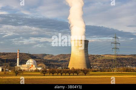 Leibstadt, Schweiz, 25. Januar 2025: Das Kernkraftwerk Leibstadt des Schweizer Energieunternehmens Axpo in den Abendstunden. Es erzeugt zuverlässige e Stockfoto