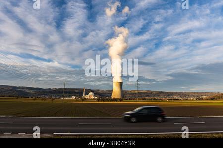 Leibstadt, Schweiz, 25. Januar 2025: Das Kernkraftwerk Leibstadt des Schweizer Energieunternehmens Axpo in den Abendstunden. Es erzeugt zuverlässige e Stockfoto