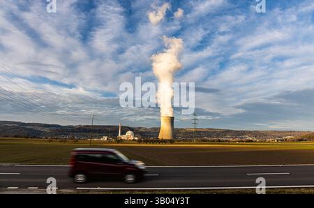 Leibstadt, Schweiz, 25. Januar 2025: Das Kernkraftwerk Leibstadt des Schweizer Energieunternehmens Axpo in den Abendstunden. Es erzeugt zuverlässige e Stockfoto