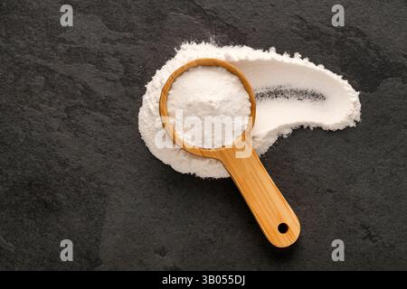 Backpulver auf einem Holzlöffel Stockfoto