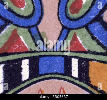 Ein lebendiges, kompliziertes Design mit einer Mischung aus geometrischen Formen und kräftigen Farben, darunter Rot, Blau und Grün, harmonisch vor einem neutralen Hintergrund. Das Bildmaterial zeigt eine ausgewogene Mischung aus Mustern und Formen und schafft eine visuell ansprechende Komposition. Ein lebendiges Kreismuster mit geometrischen Formen und farbenfrohen Designs, einschließlich Kreisen, Linien und Dreiecken, die einen beeindruckenden visuellen Kontrast erzeugen. Klassische Kunst mit modernem Touch, neu interpretiert von Artotop, transformiertes ägyptisches Ornament, Klassische Kunst mit modernem Touch, neu interpretiert von Artotop Stockfoto