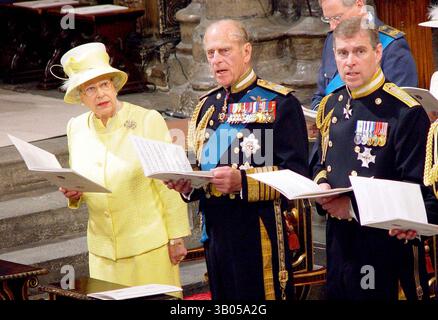 10. Juli 2005 - London, Großbritannien - ***KEINE RECHTE des Vereinigten Königreichs BIS 10.08.2005***.058459.die Königin Elizabeth II, Prinz Phillip (oben) liest aus der Bibel als Mitglieder der königlichen Familie Prinz Andrew, Prinz Edward und Sophie, Gräfin von Wessex. Der Gebetsgottesdienst in der Westminster Abbey am 10. Juli 2005 bezeichnete den Nationalfeiertag und den 60. Jahrestag des Endes des Zweiten Weltkriegs.7-10-2005. 2005.A17169(Bild: © Globe Photos/ZUMAPRESS.com) Stockfoto
