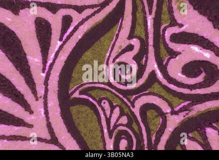 Ein kompliziertes Design mit wirbelnden Mustern und zarten Motiven, in Kontrastfarben, die die Eleganz der Kunstfertigkeit verstärken. Ein kreisförmiges Muster mit komplizierten Blumenmotiven und wirbelnden Mustern in Violett- und Grüntönen schafft ein eindrucksvolles visuelles Zusammenspiel von Form und Farbe. Klassische Kunst mit modernem Touch, neu interpretiert von Artotop, transformiertes arabisches Ornament, Klassische Kunst mit modernem Touch, neu interpretiert von Artotop Stockfoto