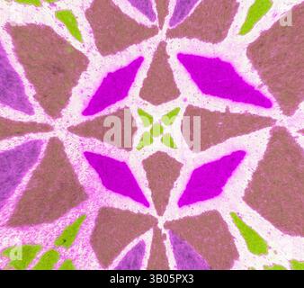 Ein lebhaftes geometrisches Muster mit einer Mischung aus Lila und Grün, angeordnet in einem Sternenmuster, das ein Gefühl von Bewegung und Energie erzeugt. Ein kreisförmiges Muster mit komplexen geometrischen Formen in leuchtendem Rosa, Lila und Grün für ein lebendiges und dekoratives Design. Klassische Kunst mit modernem Touch, neu interpretiert von Artotop, transformiertes maurisches Ornament, Klassische Kunst mit modernem Touch, neu interpretiert von Artotop Stockfoto