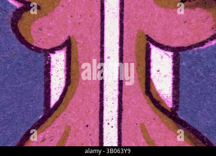 Eine abstrakte Darstellung mit leuchtenden Farben und auffälligen Umrissen, die eine stilisierte Figur mit ausgeprägten Kurven und einem zentralen vertikalen Akzent zeigt. Die Komposition spielt mit Kontrast und Textur und schafft ein dynamisches visuelles Interesse. Ein lebendiges Design mit komplexen rosa und violetten Mustern, die durch zarte Details unterstrichen werden, die ein Gefühl von Bewegung und Eleganz schaffen. Das kreisförmige Format verstärkt die symmetrische Anordnung und lenkt den Blick auf das spielerische Zusammenspiel von Farben und Formen. Klassische Kunst mit modernem Touch, neu interpretiert von Artotop, transformiertes chinesisches Ornament, klassische Kunst Stockfoto