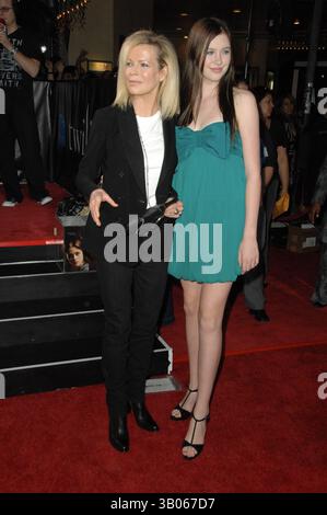 18. November 2008 - Hollywood, Kalifornien, USA - Summit Entertainment feiert mit Spannung erwartete Premiere von „Twilight“ im Mann's Village Theatre, Westwood, Kalifornien, 17.11.08. - 2008.Bild: Kim Basinger, Tochter Irland. K60401DL(Bild: © Dave Longendyke/Globe Photos/ZUMAPRESS.com) Stockfoto
