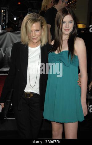 18. November 2008 - Hollywood, Kalifornien, USA - Summit Entertainment feiert mit Spannung erwartete Premiere von „Twilight“ im Mann's Village Theatre, Westwood, Kalifornien, 17.11.08. - 2008.Bild: Kim Basinger, Tochter Irland. K60401DL(Bild: © Dave Longendyke/Globe Photos/ZUMAPRESS.com) Stockfoto