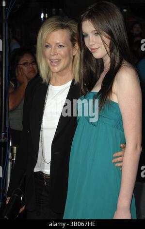 18. November 2008 - Hollywood, Kalifornien, USA - Summit Entertainment feiert mit Spannung erwartete Premiere von „Twilight“ im Mann's Village Theatre, Westwood, Kalifornien, 17.11.08. - 2008.Bild: Kim Basinger, Tochter Irland. K60401DL(Bild: © Dave Longendyke/Globe Photos/ZUMAPRESS.com) Stockfoto