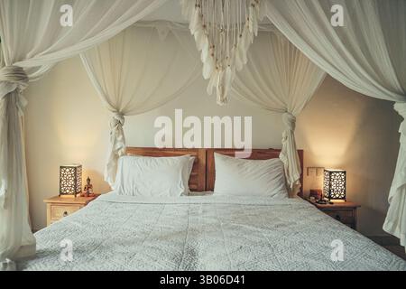 Traditionelles balinesisches gemütliches Himmelbett im Schlafzimmer Stockfoto