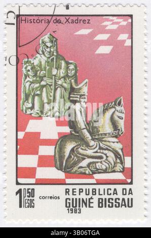 GUINEA-BISSAU - 13. Juni 1983: Briefmarke mit 1,50 Peso, die Schachfiguren König und Ritter zeigt. Geschichte des Schachs. Schach ist ein abstraktes Strategiespielspiel für zwei Spieler, das keine versteckten Informationen und keine Zufallselemente beinhaltet. Es wird auf einem quadratischen Spielbrett gespielt, einem sogenannten Schachbrett mit 64 Quadraten, die in einem 8 x 8 Raster angeordnet sind. Die Spieler, die als „weiß“ und „Schwarz“ bezeichnet werden, kontrollieren jeweils 16 Stücke: Einen König, eine Königin, zwei Bäche, zwei Bischöfe, zwei Ritter, und acht Schachfiguren; jede Art von Stück hat ein anderes Bewegungsmuster Stockfoto
