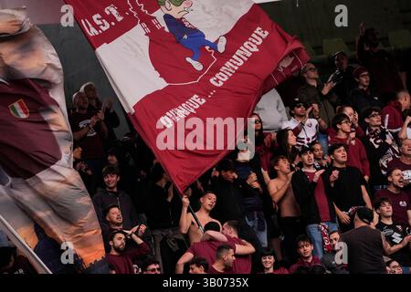 Torino, Italien. April 2025. Unterstützer torino fc während des Fußballspiels der Serie A zwischen Torino FC und Udinese im Stadio Olimpico Grande Torino in Turin, Nordwesten Italiens - 23. April 2025. Sport - Fußball (Foto: Fabio Ferrari/LaPresse) Credit: LaPresse/Alamy Live News Stockfoto