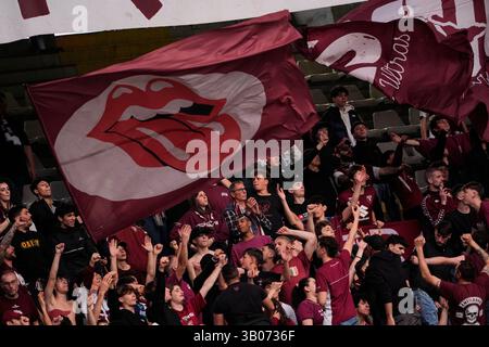 Torino, Italien. April 2025. Unterstützer torino fc während des Fußballspiels der Serie A zwischen Torino FC und Udinese im Stadio Olimpico Grande Torino in Turin, Nordwesten Italiens - 23. April 2025. Sport - Fußball (Foto: Fabio Ferrari/LaPresse) Credit: LaPresse/Alamy Live News Stockfoto