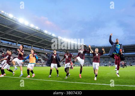 Torino, Italien. April 2025. Spieler des Torino FC feiert Ende des Fußballspiels der Serie A zwischen Torino FC und Udinese im Stadio Olimpico Grande Torino in Turin, Nordwesten Italiens - 23. April 2025. Sport - Fußball (Foto: Fabio Ferrari/LaPresse) Credit: LaPresse/Alamy Live News Stockfoto