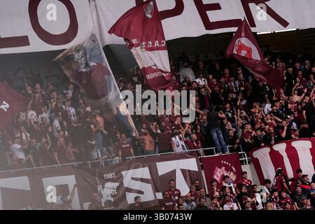 Torino, Italien. April 2025. torino Fans während des Fußballspiels der Serie A zwischen Torino FC und Udinese im Stadio Olimpico Grande Torino in Turin, Nordwesten Italiens - 23. April 2025. Sport - Fußball (Foto: Fabio Ferrari/LaPresse) Credit: LaPresse/Alamy Live News Stockfoto