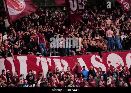 Torino, Italien. April 2025. torino Fans während des Fußballspiels der Serie A zwischen Torino FC und Udinese im Stadio Olimpico Grande Torino in Turin, Nordwesten Italiens - 23. April 2025. Sport - Fußball (Foto: Fabio Ferrari/LaPresse) Credit: LaPresse/Alamy Live News Stockfoto