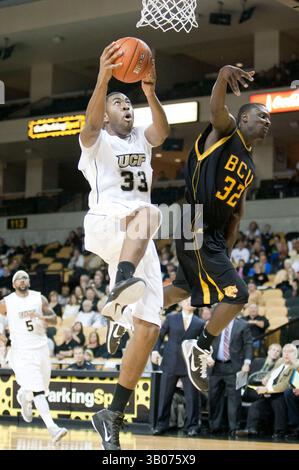11. Dezember 2010: Central Florida Stürmer Keith Clanton (33) geht für das Layup während der NCAA-Basketballspiel in der zweiten Hälfte zwischen Bethune Cookman Wildcats und den Central Florida Knights. Central Florida besiegte Bethune Cookman 76-59 in der UCF Arena Orlando, FL. (Bild: © Romeo Guzman/Cal Sport Media/ZUMAPRESS.com) Stockfoto