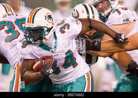 12. Dezember 2010: Miami Dolphins Running Back Ricky Williams (34) lief mit dem Ball während des NFL-Spiels zwischen den Miami Dolphins und den New York Jets im New Meadowlands Stadium in East Rutherford, New Jersey. (Bild: © Chris Szagola/Cal Sport Media/ZUMAPRESS.com) Stockfoto