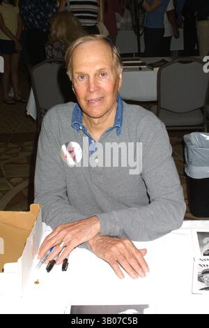 24. AUGUST 2002 - HOLLYWOOD, KALIFORNIEN, USA - K25917EG - HOLLYWOOD SAMMLER UND PROMINENTE SHOW, DIE ERSTE JÄHRLICHE: STARS OF THE ZONE CONVENTION (TWILIGHT ZONE). BEVERLY GARLAND HOTEL, NORTH HOLLYWOOD, CA 08-24-02. / 2002(Bild: © Ed Geller/Globe Photos/ZUMAPRESS.com) Stockfoto