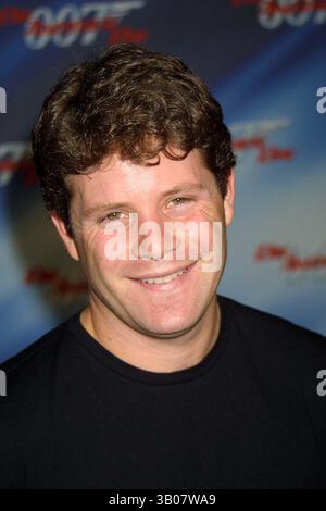 11. NOVEMBER 2002 – HOLLYWOOD, KALIFORNIEN, USA – SEAN ASTIN ..K27116EG SPECIAL SCREENING VON MGM'S ''DIE ANOTHER DAY''. SCHREIN AUDITORIUM, LOS ANGELES, CA. NOVEMBER 2002. /EGI/ 2002.*** NUR RECHTE in den USA*(Kreditbild: © Ed Geller/Globe photos/ZUMAPRESS.com) Stockfoto